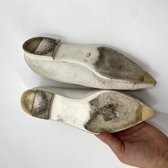 CHANEL 37 white distressed leather pointed toe flats - Picture 7 of 10